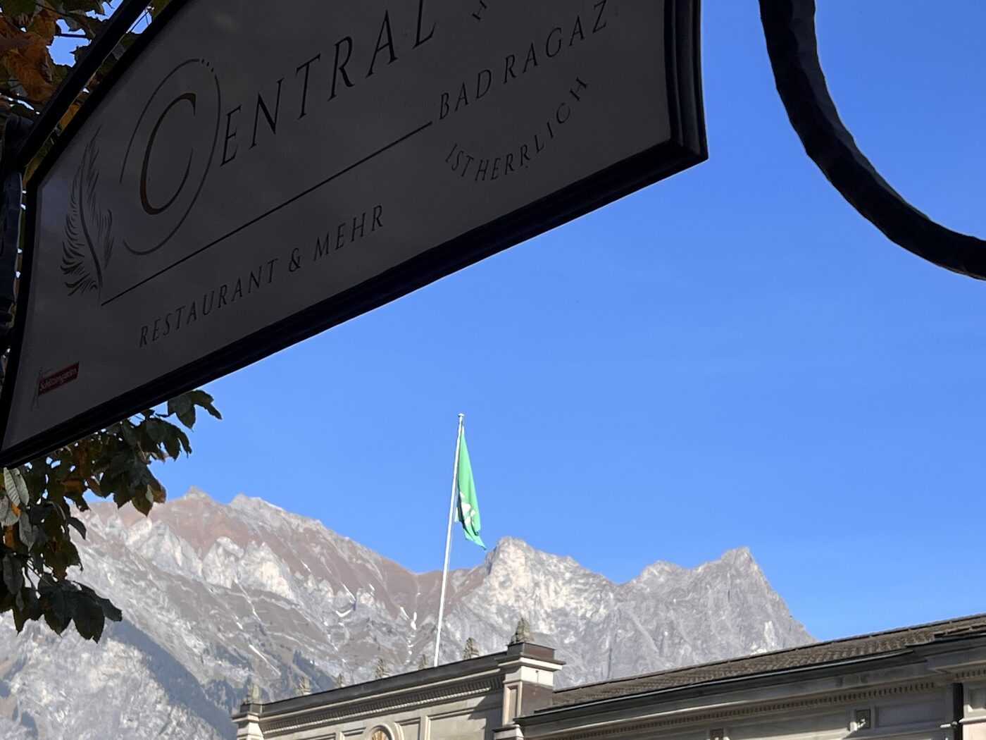 Dorfmitte Bad Ragaz mit Blick auf die Berge