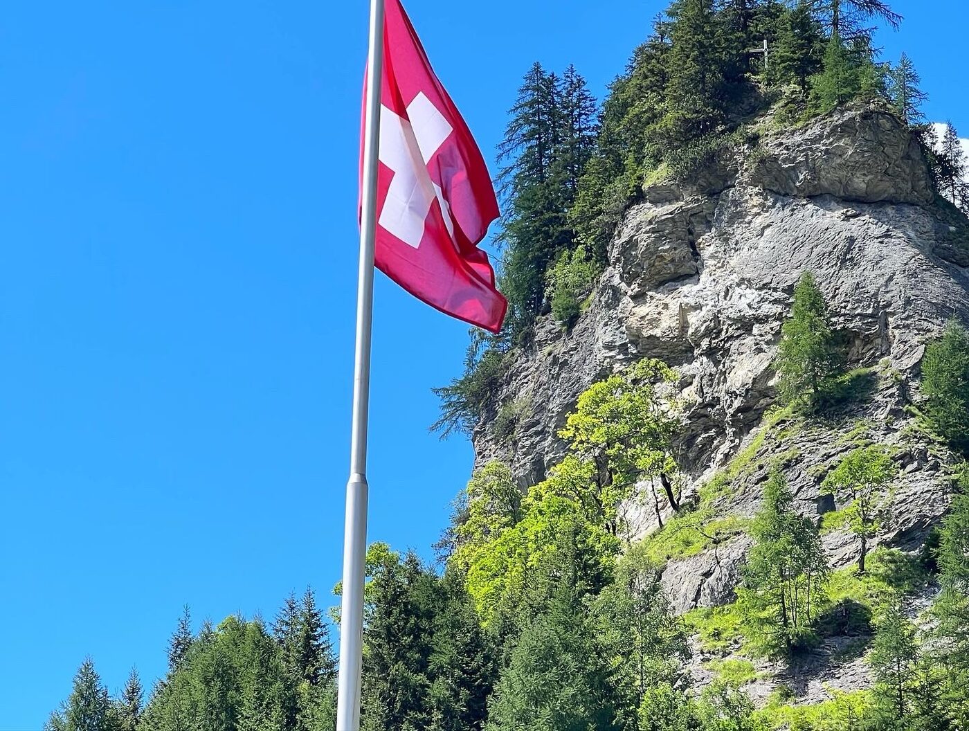 Schweizer Fahne vor Felswand